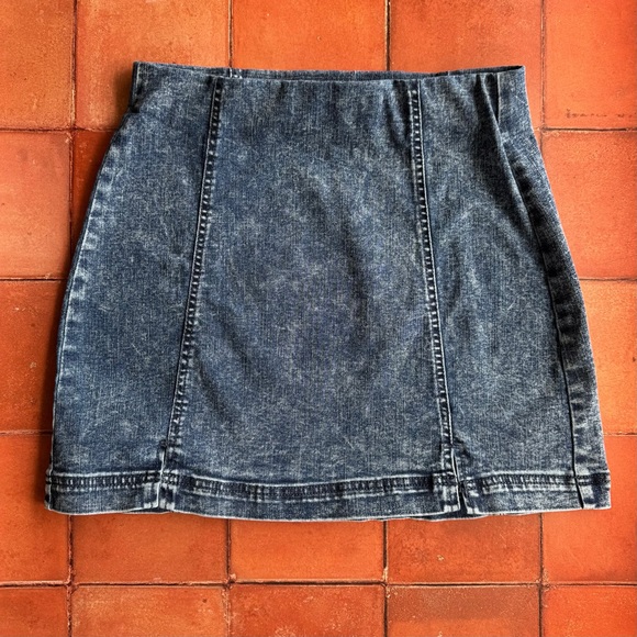 Garage Dresses & Skirts - Sz S Garage Blue Acid Wash Pull-On Denim Mini Skirt GUC